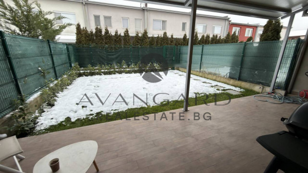 Къща с 2 покрити паркоместа/ Гребна база