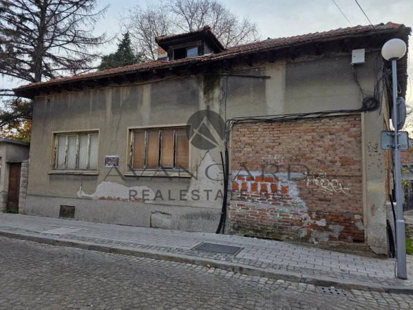 A HOUSE WITH A YARD IN THE CENTER OF THE CITY !!!