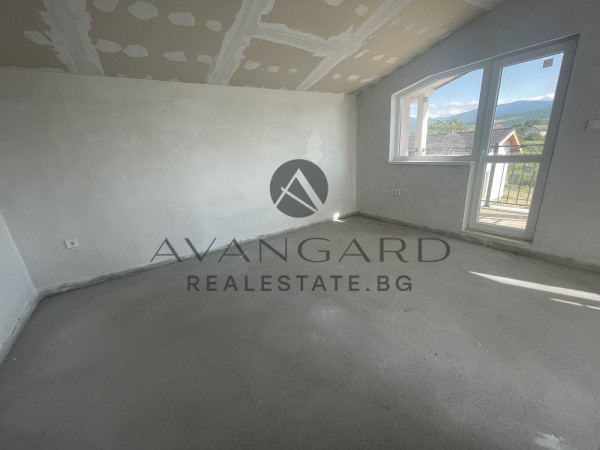 DETACHED HOUSE WITH YARD in the village of ZLATITRAP