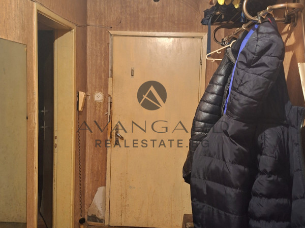 Двустаен с три отделни стаи  до Събота пазара