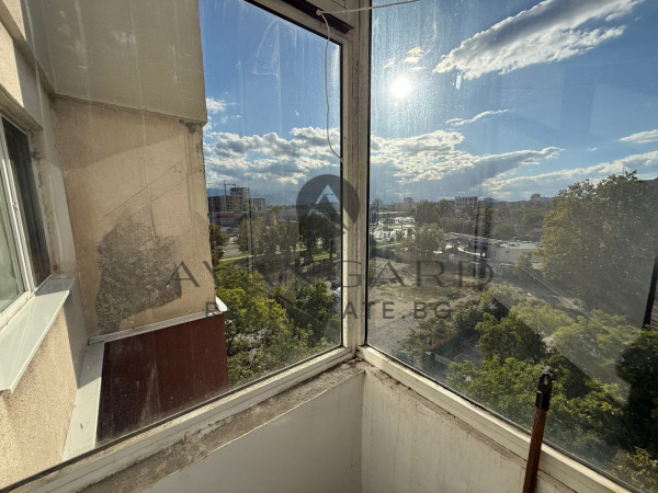 Двустаен с три отделни стаи до бенз. Хаджията Груев