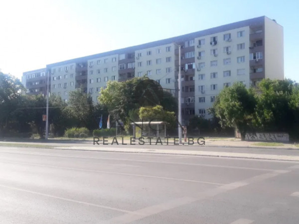 Двустаен с три отделни стаи в саниран блок