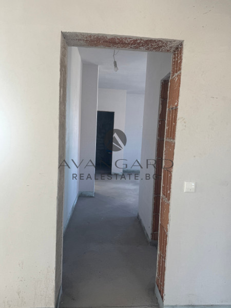 House with GARAGE and THREE parking spaces / Belashtitsa