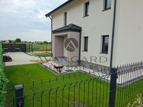 САМОСТОЯТЕЛНА КЪЩА С ДВОР /Войводиново