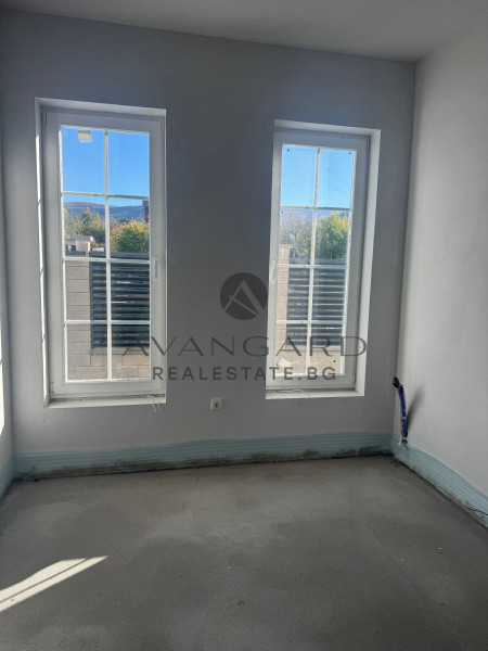 House with GARAGE and THREE parking spaces / Belashtitsa