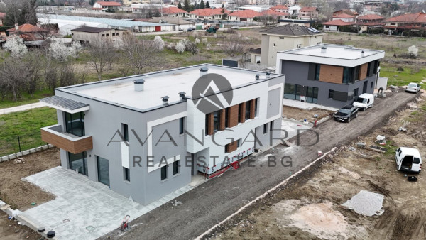 ДВУЕТАЖНА КЪЩА С ДВЕ ПАРКОМЕСТА ПРЕД АКТ 16