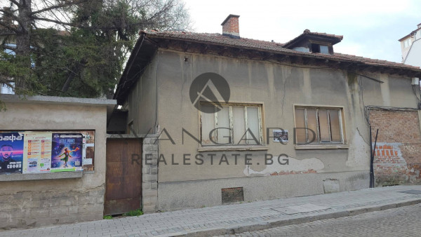 A HOUSE WITH A YARD IN THE CENTER OF THE CITY !!!