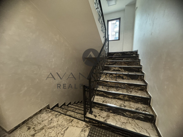 Тристаен луксозна сграда Гребна база