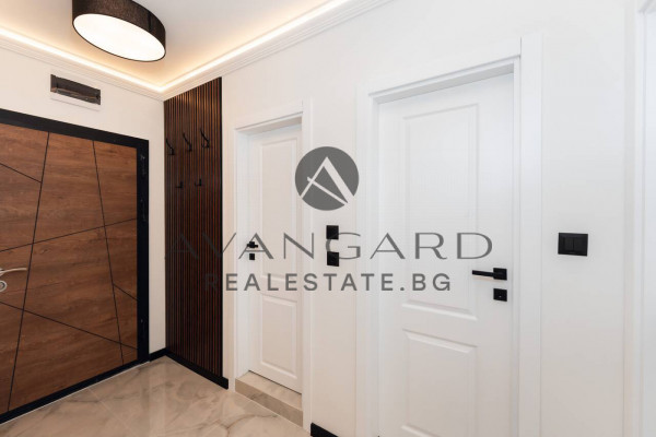 LUXURIOUSLY FURNISHED TWO-ROOM APARTMENT
