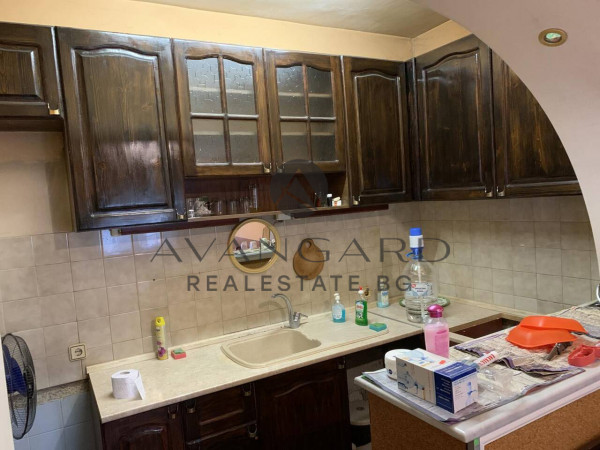 Етаж от къща с двор и два гаража