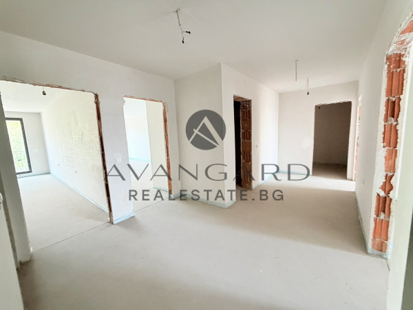 FOUR-BEDROOM APARTMENT NEAR ROWING CANAL