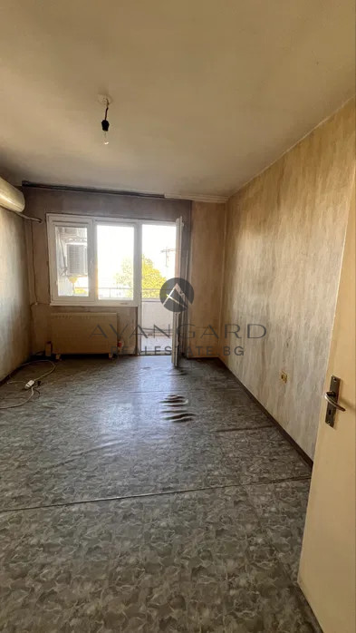 One -bedroom with three separate rooms and real square footage/ Kyuchuk Paris