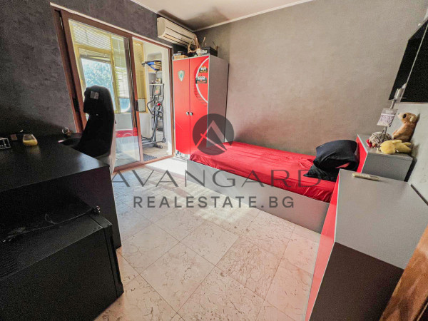 FOUR-ROOM APARTMENT IN KAMENITSA 1