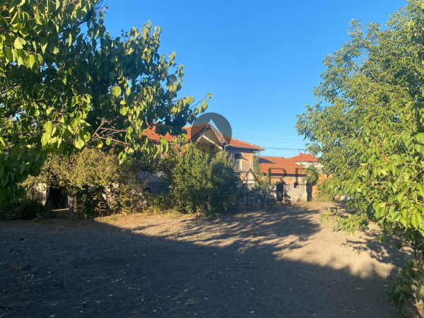 House with 931 sq.m. yard / Yagodovo