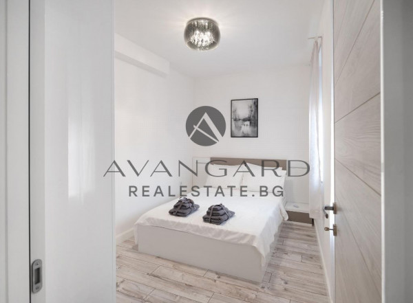 One -bedroom luxury furnished! Center!