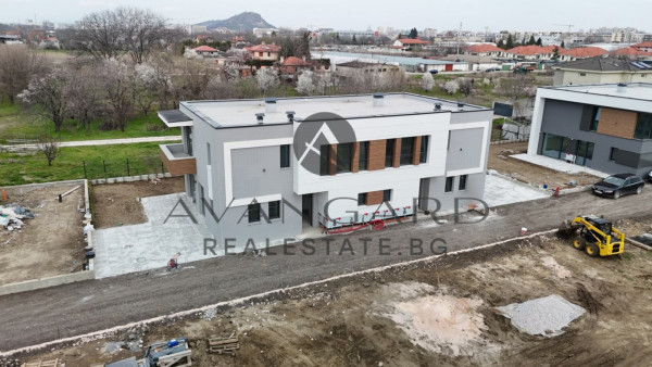 ДВУЕТАЖНА КЪЩА С ДВЕ ПАРКОМЕСТА ПРЕД АКТ 16