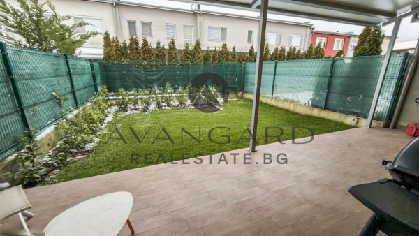 Еднофамилна КЪЩА с ДВЕ ПОКРИТИ ПАРКОМЕСТА/ Гребна база