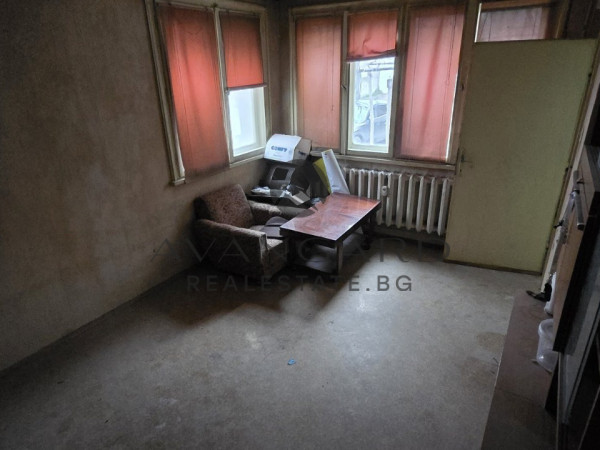 Двуетажна къща в Захарна Фабрика