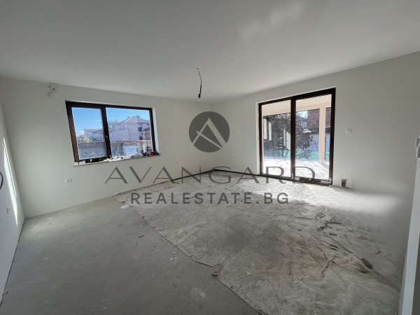 Самостоятелна двуетажна къща с акт 16 в Крумово