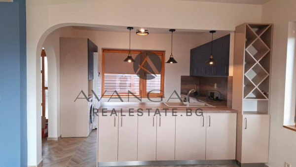 САМОСТОЯТЕЛНА КЪЩА в с. СКУТАРЕ!