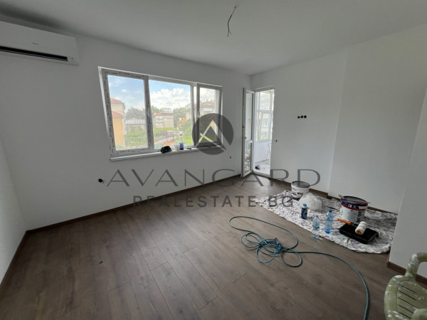 Four separate rooms / Smyrna