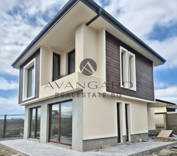 САМОСТОАТЕЛНА КЪЩА С ДВОР в с. СКУТАРЕ!