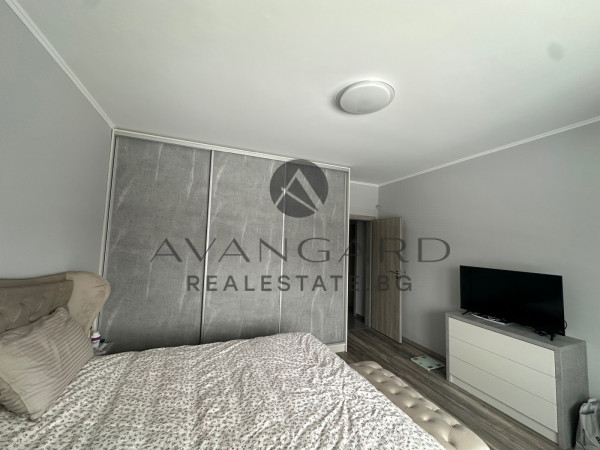 ОБЗАВЕДЕН ТРИСТАЕН В ЛУКСОЗНА СГРАДА !