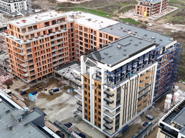 THREE-ROOM APARTMENT / LUXURY BUILDING