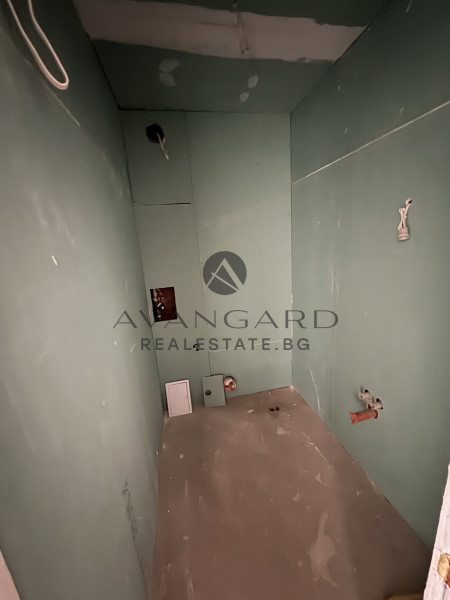 Тристаен с Двор/ Гребна база