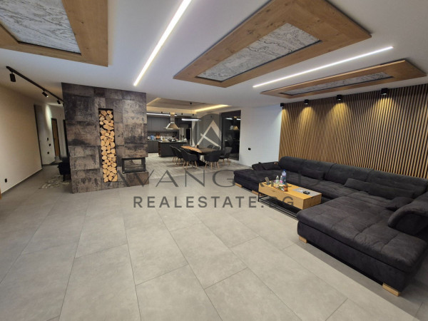 LUXURY HOUSE WITH SWIMMING POOL/ BRANDED