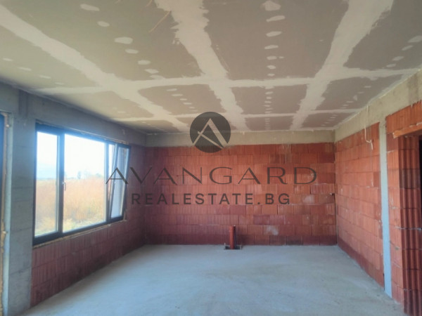 САМОСТОЯТЕЛНА КЪЩА В ОРИЗАРИ