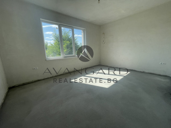 DETACHED HOUSE WITH YARD in the village of ZLATITRAP