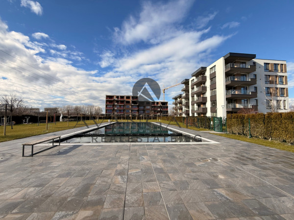 Тристаен с ДВЕ ПАРКОМЕСТА