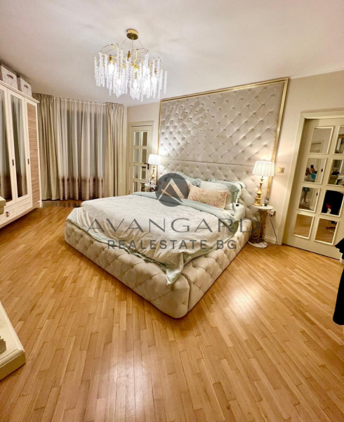 Luxurious spacious penthouse / Karshiyaka