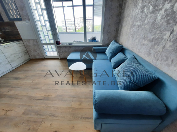 One-bedroom apartment with real square footage / p-t chicken