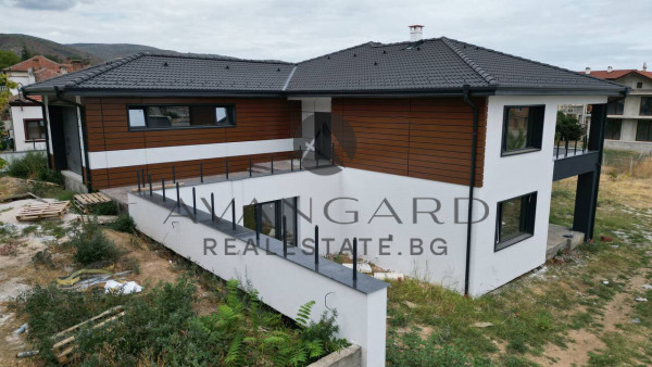 A detached house with a garage and parking space in S. Parvenets