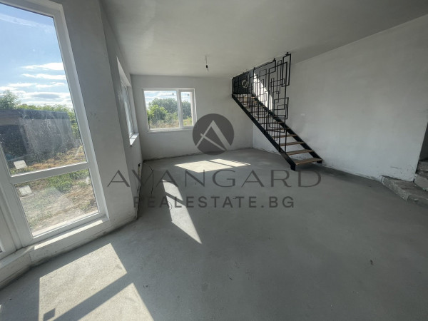 DETACHED HOUSE WITH YARD in the village of ZLATITRAP