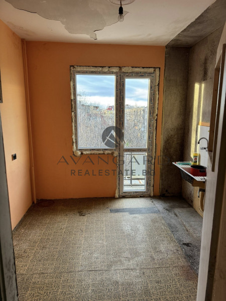 Тристаен РЕАЛНА КВАДРАТУРА