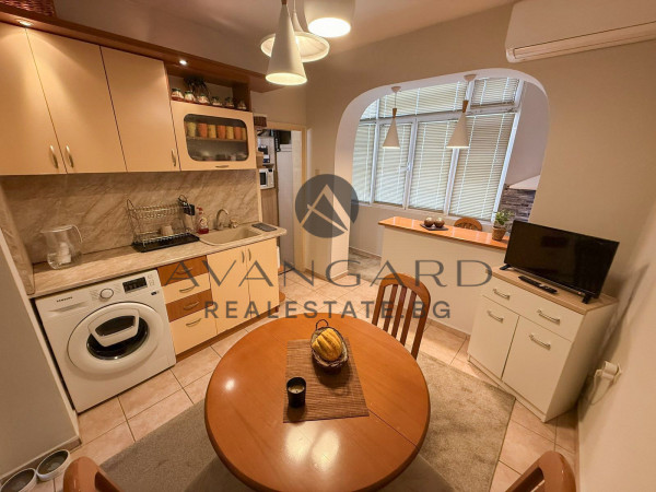 ТРИСТАЕН ОБЗАВЕДЕН С ЧЕТИРИ ОТДЕЛНИ СТАИ! КЮЧУК ПАРИЖ!