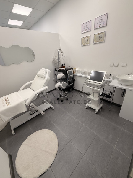 LUXURY BEAUTY SALON!