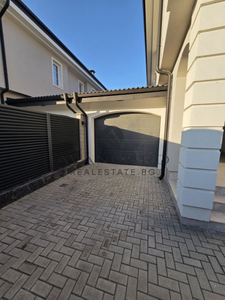 House with GARAGE and THREE parking spaces / Belashtitsa