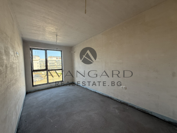 Тристаен луксозна сграда Гребна база