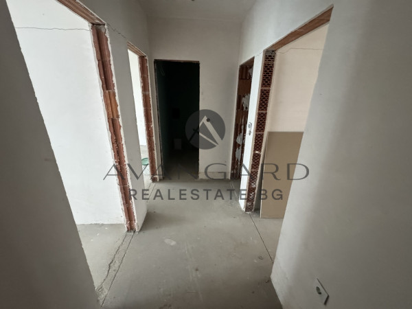 Тристаен с Двор/ Гребна база