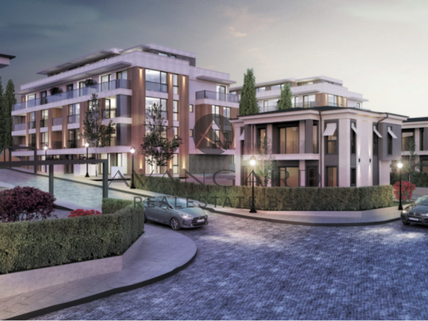 ЧЕТИРИСТАЕН апартамент с двор / Марково