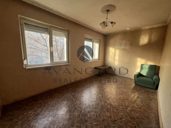 BARGAINFUL! Three-room REAL SQUARE AREA