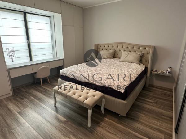 ОБЗАВЕДЕН ТРИСТАЕН В ЛУКСОЗНА СГРАДА !