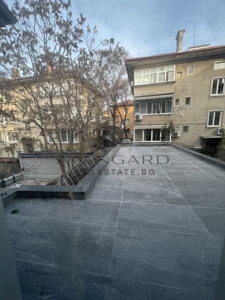 ДВУЕТАЖНА КЪЩА НА СУПЕРЦЕНТЪР ДО КАПАНА