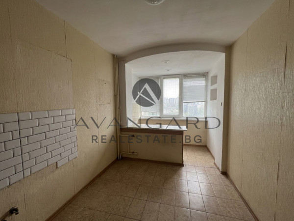 THREE-ROOM APARTMENT WITH FOUR SEPARATE ROOMS! THRACIA