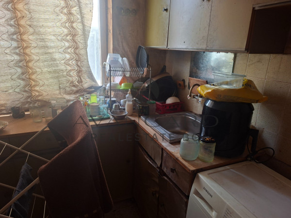 Двустаен с три отделни стаи  до Събота пазара