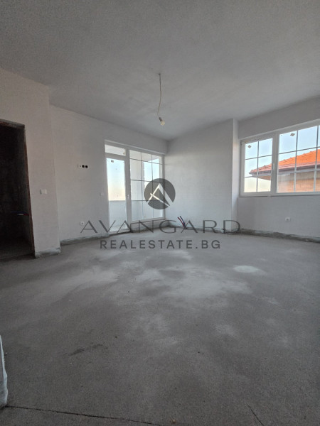 House with GARAGE and THREE parking spaces / Belashtitsa